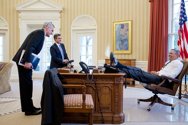 Obama en la silla de oficina apoyando los pies