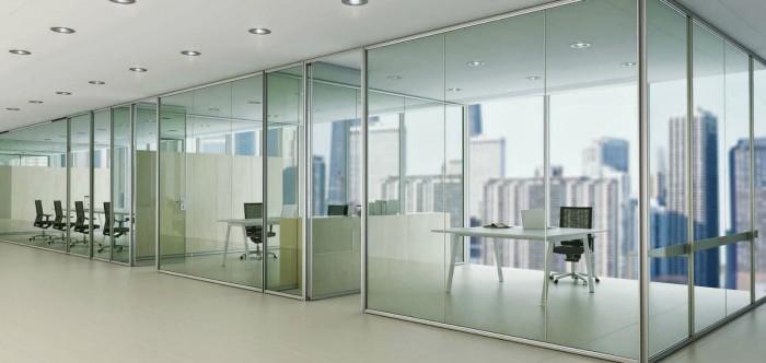 Otra de las claves en decoracion de oficinas modernas es el cristal