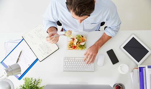 Llevar la comida de casa es uno de los hábitos saludables en oficina