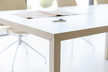 Cálida mesa de oficina estilo nordico