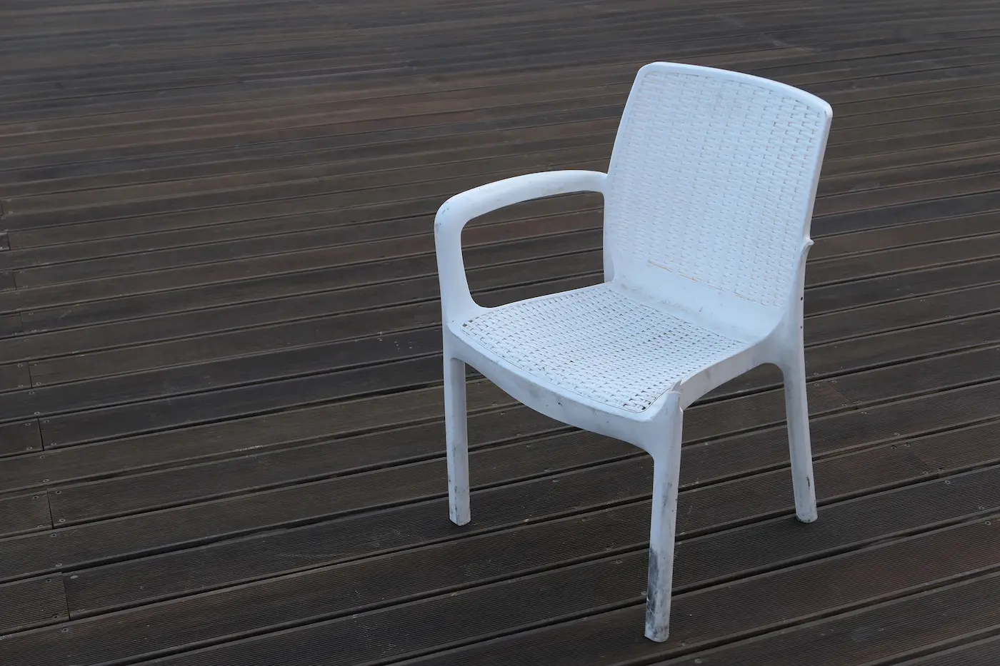 como-limpiar-sillas-plastico-blancas